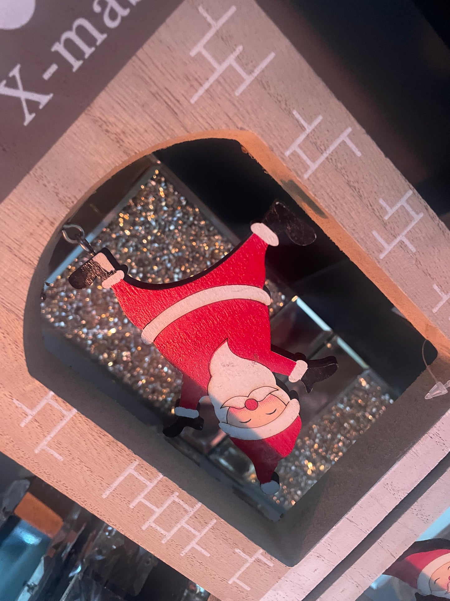 22x17cm Falling Santa Wooden Decoration